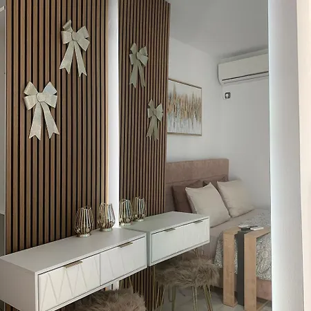 Stunning Panoramic View, 2 Minutes Metro Apartment *