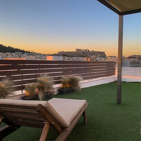 Stunning Panoramic View, 2 Minutes Metro Apartment *