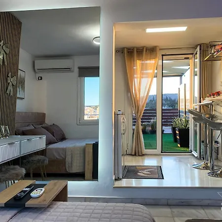 Stunning Panoramic View, 2 Minutes Metro Apartment *